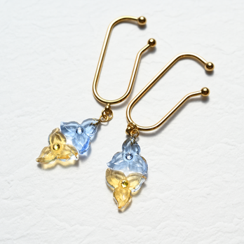 ２個セット｜ヴィンテージガラスの揺れる透明な花イヤーカフ［ペールブルー＆イエロー］