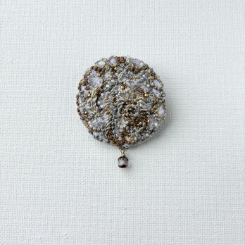 ブラウン×グレー/ 落ち着きと大人らしさを感じる/  ニュアンスカラーが優しい手刺繍丸ブローチ