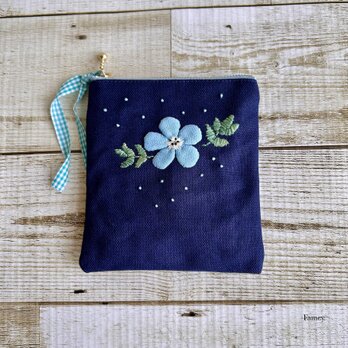 大人かわいい手刺繍ネモフィラのポケットティッシュサイズポーチ　国産帆布　コットン　花　小物入れ　手仕事　母の日　ギフト