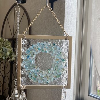 淡ブルーのシェルリース　ゴールドフレーム　ガラスチェーン付　シェルアート｜coastal decor