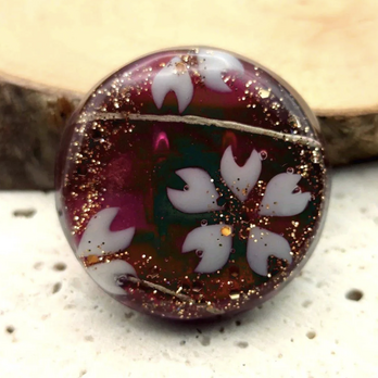 大人なワインレッドの桜のモチーフの帯留め