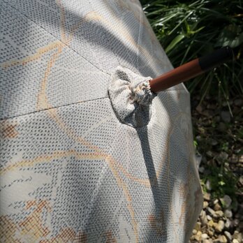 紬（生成薄茶更紗花唐草文B）