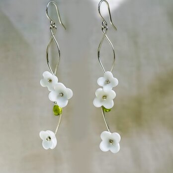 白い花とペリドットのロングピアス｜日本製ガラス×スターリングシルバー