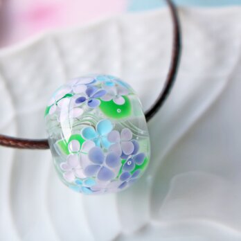 紫陽花のとんぼ玉（ガラス玉）泡入り