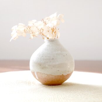 【薪窯焼成】白陶土の白釉刷毛掛け一輪挿し