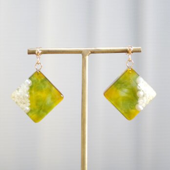 レジンアート　スクエアピアス〈蜜蜂の求愛〉