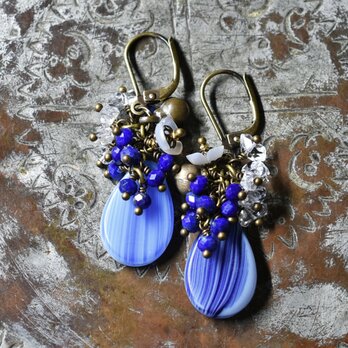 ストライプウエディングビーズとたわわなラピス＆ハーキマーダイヤモンド、白蝶貝の小花、民族鈴のピアス