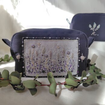 手刺繍のポーチ