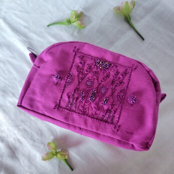 手刺繍のポーチ