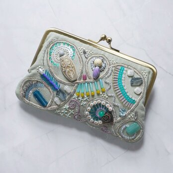 通帳が入るサイズのがま口 Sparkle 26｜ビーズ刺繍｜パスポートケースにも｜セージグリーン×カラフル｜一点物