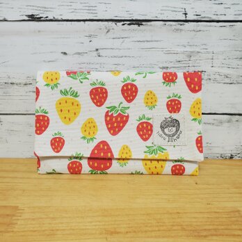 ぴったりが嬉しい！スリム通帳ケース いちご柄