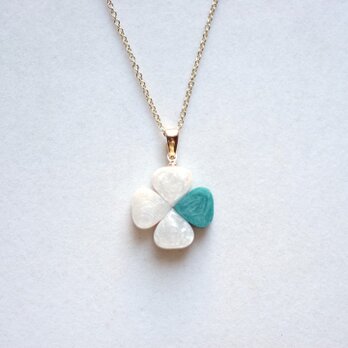 レジンアート　クローバーのペンダント〈湖のほとり〉