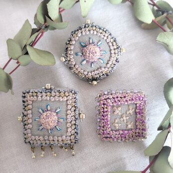 手刺繍のブローチ