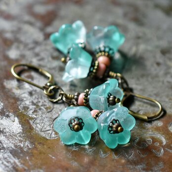 ミントグリーン３つのお花japanヴィンテージビーズとピンクマサイのピアス