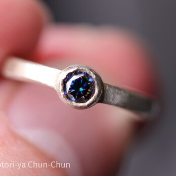 【人類の叡智の結晶】最強の人工宝石　ネイビーブルーモアサナイト・シルバーリング【紺火】