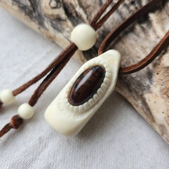 蝦夷鹿の角笛 ペンダント 紅十勝石