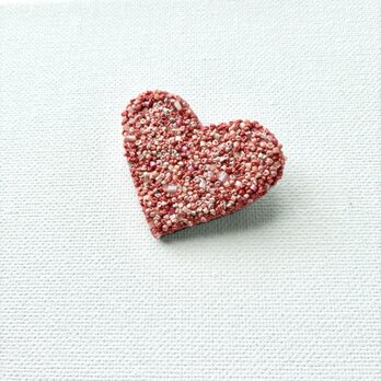 soft torn color/ ソフトトーンカラー/がかわいい  草木染め糸を使ったハートの手刺繍ブローチ