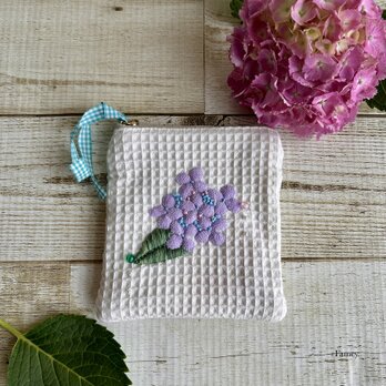 大人かわいい手刺繍紫陽花のポケットティッシュサイズポーチ　ワッフル生地　コットン　あじさい　小物入れ　手仕事　母の日　ギフト