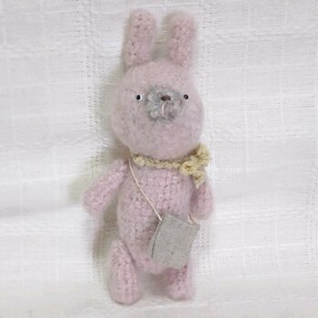 薄ピンク色のうさぎ (あみぐるみ)