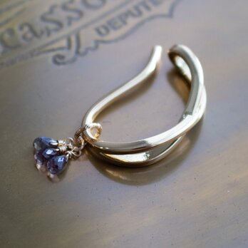 ✨光の加減で色が変わる✨ 1月誕生石・カラーチェンジガーネット＜ドロップ・ミニ＞のイヤーカフ（真鍮）