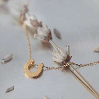 【K18 ゴールド 馬蹄ネックレス】着けっぱなし ホースシュー 上品な艶消し ご褒美ネックレス オフィスにも