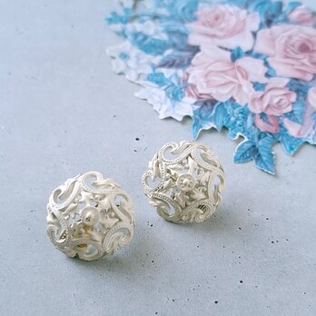 《MONET》 watermark swirl leaf white enamel モネ イヤリング