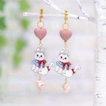 ペルシャ猫とハートのアクセサリー