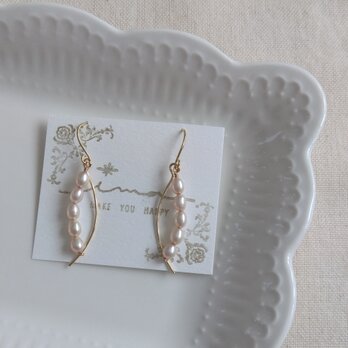 14kgf ベージュカラー淡水パールのカーブピアス