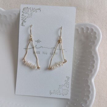 14kgf 繊細なニュアンスウエーブ淡水ケシパールの三角ピアス