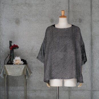 絞りのチュニックブラウス　/  フリーサイズ　黒系　スヌード付き　着物リメイク