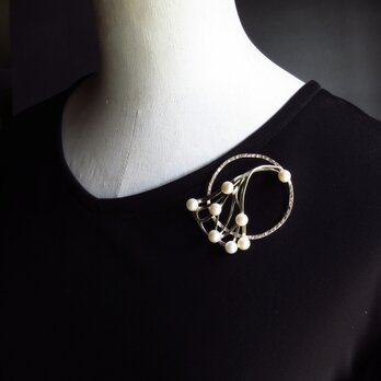 フォーマルでも個性的に・パールのシルバーブローチ