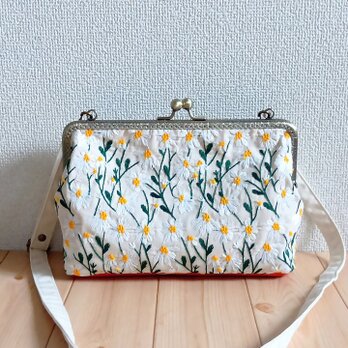 長財布も入る大きめ　デイジー花柄刺繍　がま口ショルダーバッグ　25cm口金 生成色　686