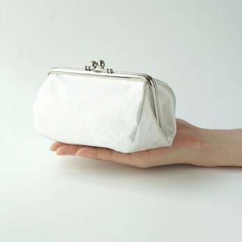 【コットンパールのチャーム付き純白シルク帯のコロンとしたがま口ポーチ】化粧ポーチ、ポーチ大きめ、メイクポーチ、母の日ギフトにも。