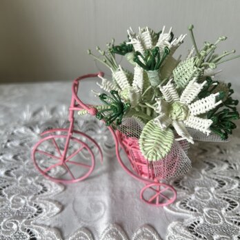 小さな自転車の籐の花（白い花のアレンジ）