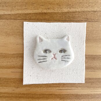 猫のお顔の陶器ブローチ〜じと目で見てくる白猫〜【一点もの】