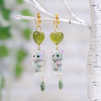 ふわもこ緑色のねこのアクセサリー