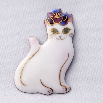 バラ（紫）のティアラをつけた白い猫の七宝焼ブローチ 【受注制作】の画像