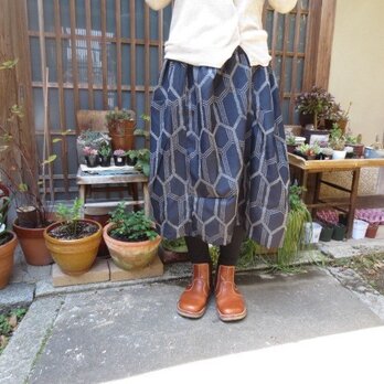 着物リメイク☆濃紺の地色に亀甲織りの大人柄タックいっぱいバルーンの画像