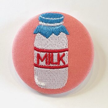 刺繍ブローチ　牛乳