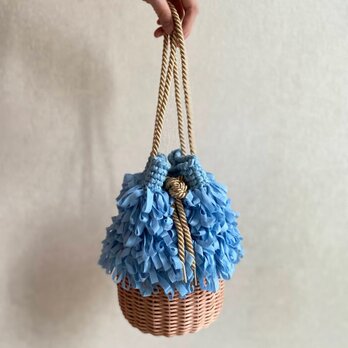 【1点在庫あり】新色「サックスブルー」籐と糸の手編みのかごバッグMeggBag poche かぎ針編み　フリル