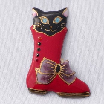 赤いブーツの黒い猫の七宝焼ブローチ 【受注制作】の画像