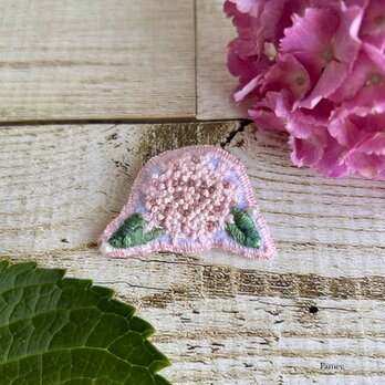 大人かわいい手刺繍あじさいブローチ　ビーズ　パールビーズ　紫陽花　hydrangea