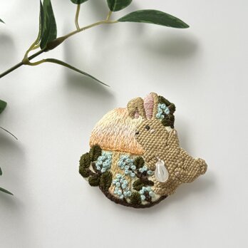 うさぎとキノコの手刺繍ブローチ