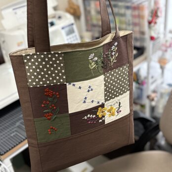 小さな野花の庭を歩くように。手刺繍のパッチワーク風トートバッグ（ブラウン＆グリーン）