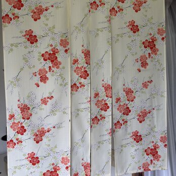 着物リメイク暖簾　梅の花　素朴なデザイン　横幅〜66-丈〜87