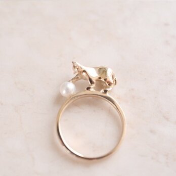 パールにじゃれるネコリング【IGNITE Jewelry】