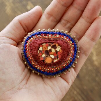 macreeパーツを包み込んだ刺繍ブローチ　オレンジ茶色系