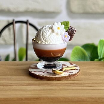 324 ＊チョコレートムース　アイス乗せ＊　ミニチュアスイーツ　パフェ　レジン　ドールハウス　シルバニア　YUMEmini