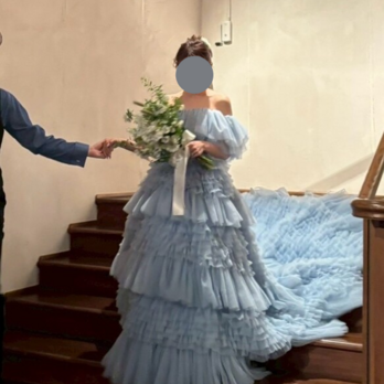 実例写真！薄青 カラードレス オフショルダー 柔らかく重ねたチュールスカート トレンド人気 可愛い 前撮り