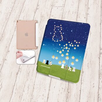 手帳型iPadケース《バックカバー：ソフトタイプ》片面印刷/カメラ穴有【ほのぼのにゃんこ（スカイランタン）】